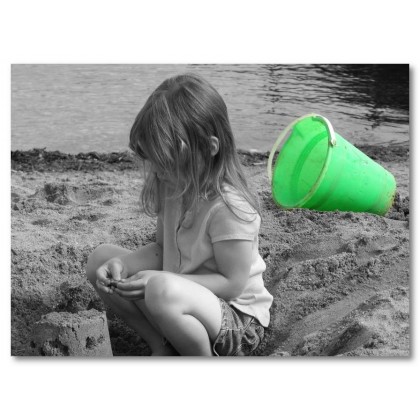 Αφίσα (επιλεκτικός χρωματισμός, κορίτσι, άμμος, λυπημένος)